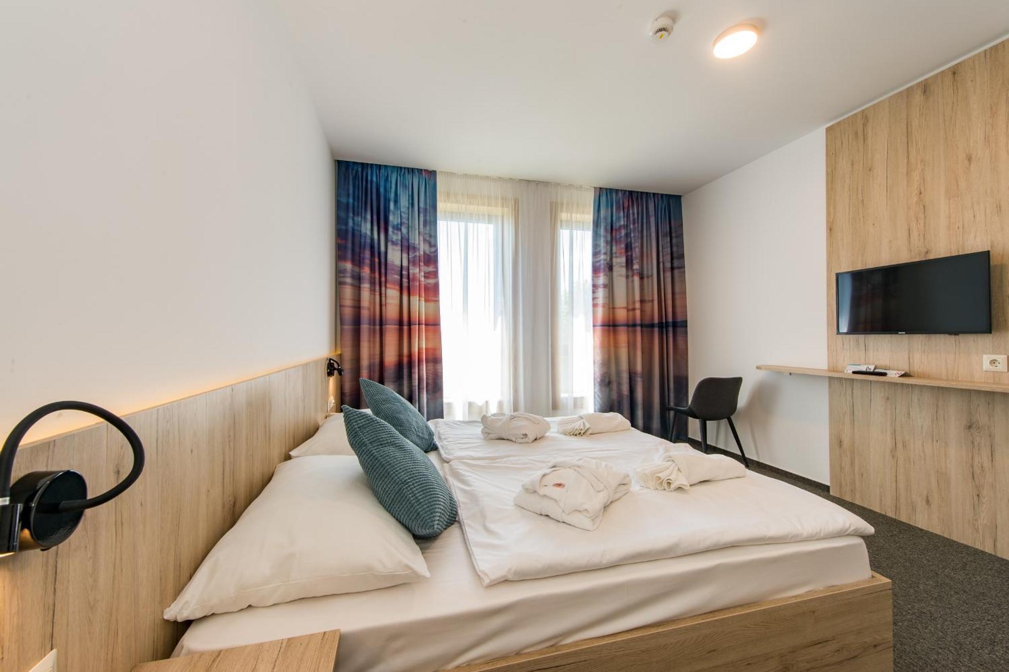 Akademia Hotel Balatonfured Exterior photo