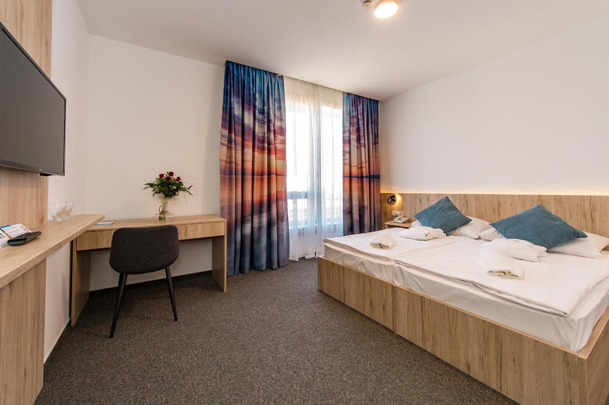 Akademia Hotel Balatonfured Exterior photo