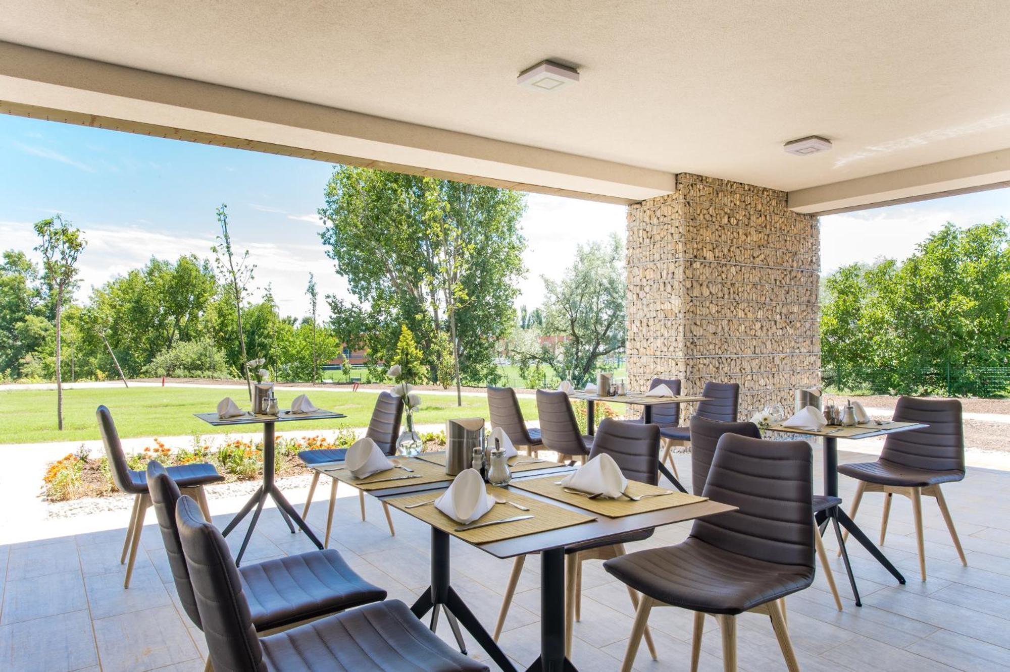 Akademia Hotel Balatonfured Exterior photo
