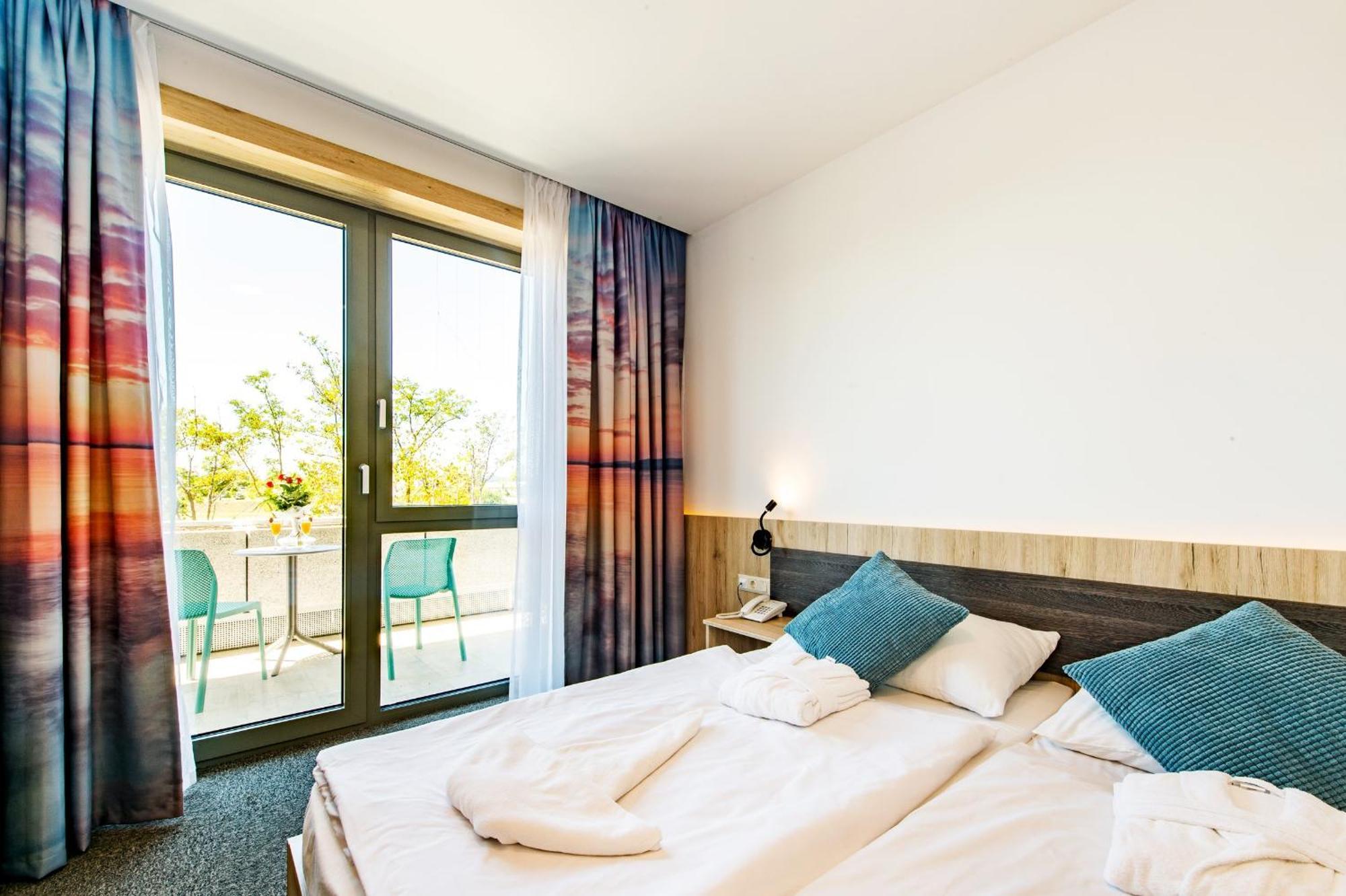 Akademia Hotel Balatonfured Exterior photo